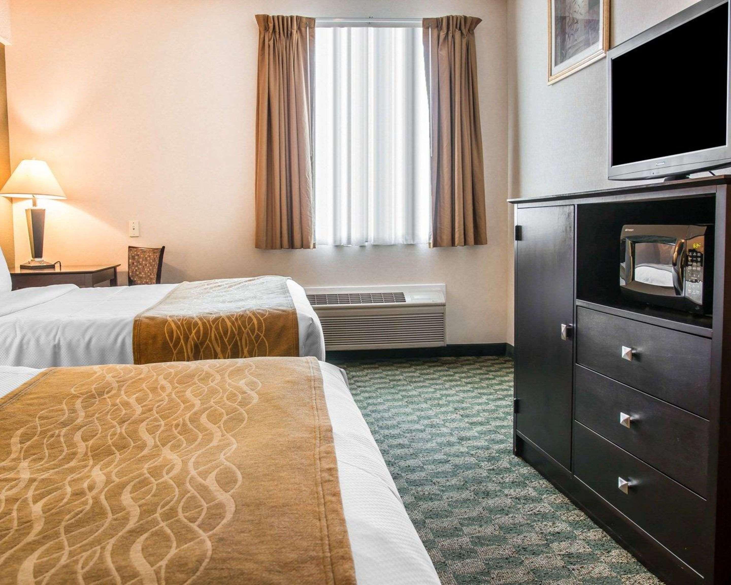 Comfort Inn Whitehall Near Michigan'S Adventure Экстерьер фото