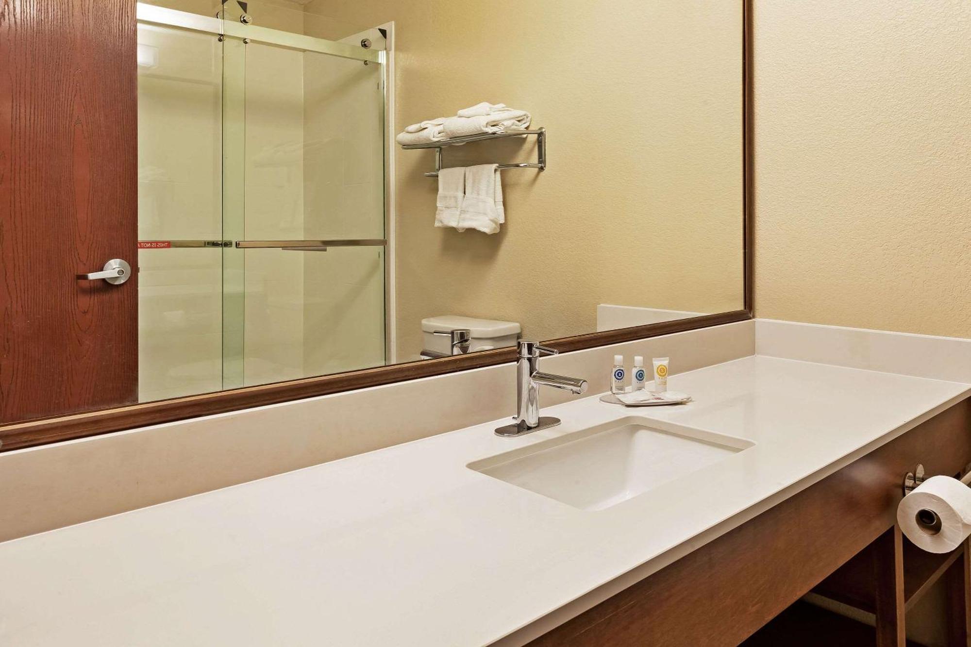 Comfort Inn Whitehall Near Michigan'S Adventure Экстерьер фото